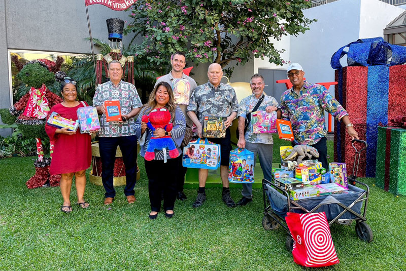 Marriott Vacations Worldwide visited Kapiolani bearing holiday gifts for the keiki.
